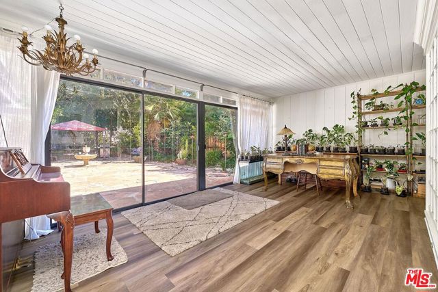 728 S Windsor Boulevard, Los Angeles CA: https://media.crmls.org/mediaz/6f8bfc2c-5cc8-48f3-9b2f-b9ff8251d3e3.jpg