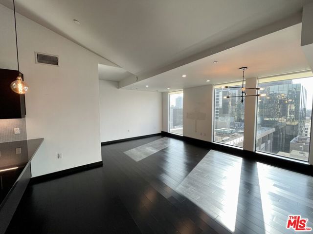 655 S Hope Street, Los Angeles CA: https://media.crmls.org/mediaz/6f8c20a4-6e3c-44f2-9609-a5db895dc5b6.jpg