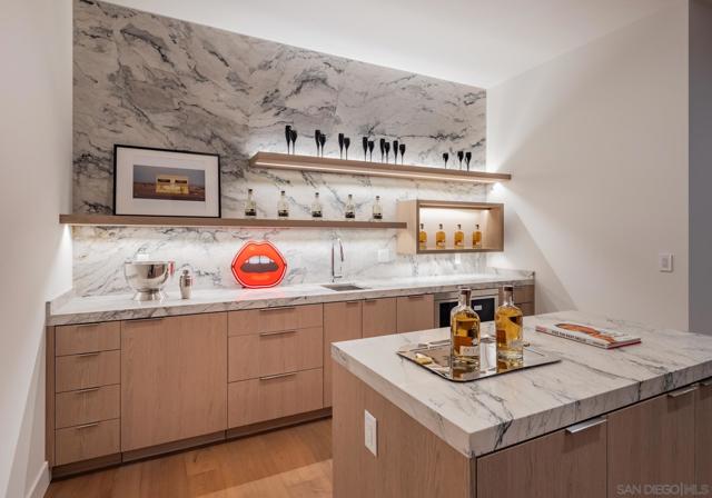 722 Amphitheatre Dr, Del Mar CA: https://media.crmls.org/mediaz/6f8c487d-3982-4fa0-a876-54aeebc84180.jpg