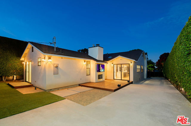 5319 West Boulevard, Los Angeles CA: https://media.crmls.org/mediaz/6f8c7cc1-dbb7-44aa-ba18-20388d3338ff.jpg