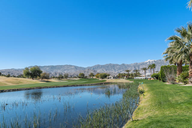 81 Royal Saint Georges Way, Rancho Mirage CA: https://media.crmls.org/mediaz/6f8c8925-dacb-46d2-a086-92c72414c173.jpg