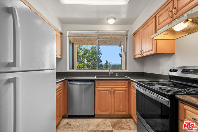7211 Raintree Circle, Culver City CA: https://media.crmls.org/mediaz/6f8c9d0f-b892-4e8f-b18a-f5d96a9d1679.jpg