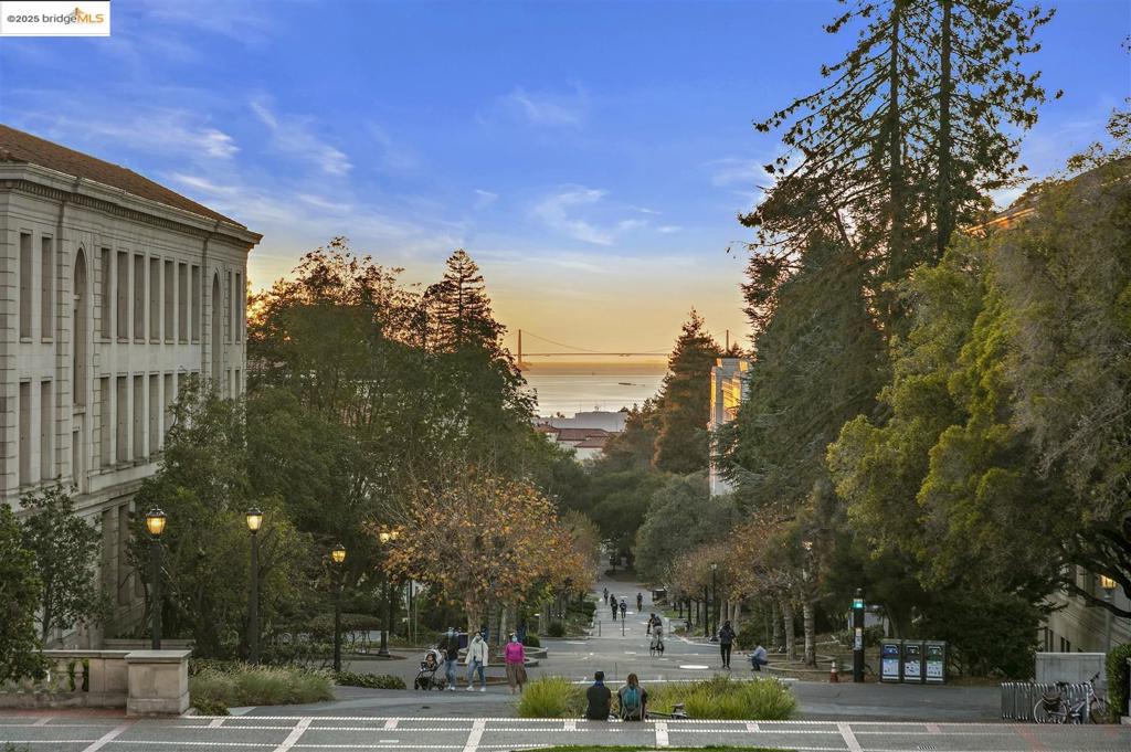 https://media.crmls.org/mediaz/6f8cc5e6-1310-40e3-9d34-bfb99b860e67.jpg?preset=X-Large
