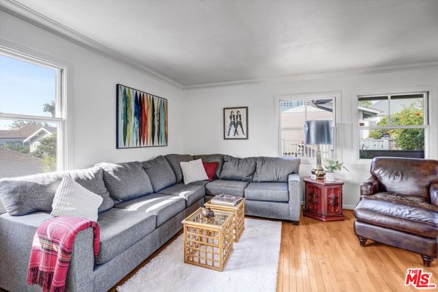 830 E Kensington Road, Los Angeles CA: https://media.crmls.org/mediaz/6f8f0eca-4382-4e4c-8102-e7dbe61f9d78.jpg
