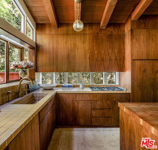 8027 Willow Glen Road, Los Angeles CA: https://media.crmls.org/mediaz/6f8f67c3-b444-41bd-9a34-023319898474.jpg