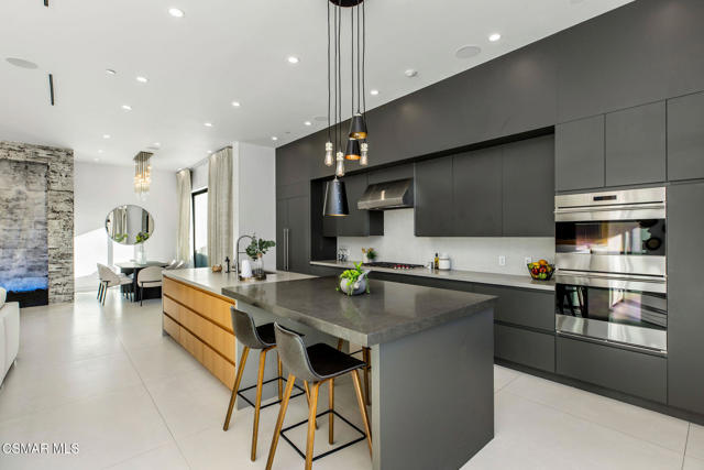 829 Flower Avenue, Venice CA: https://media.crmls.org/mediaz/6f8f9e75-45fa-43bc-881e-fd5360ccf844.jpg