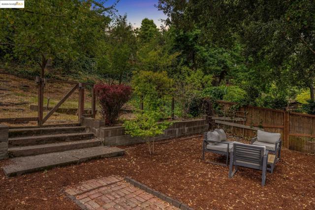 679 Mandana Blvd, Oakland CA: https://media.crmls.org/mediaz/6f9029ee-2175-4b81-a6c6-317f0e86e7b3.jpg