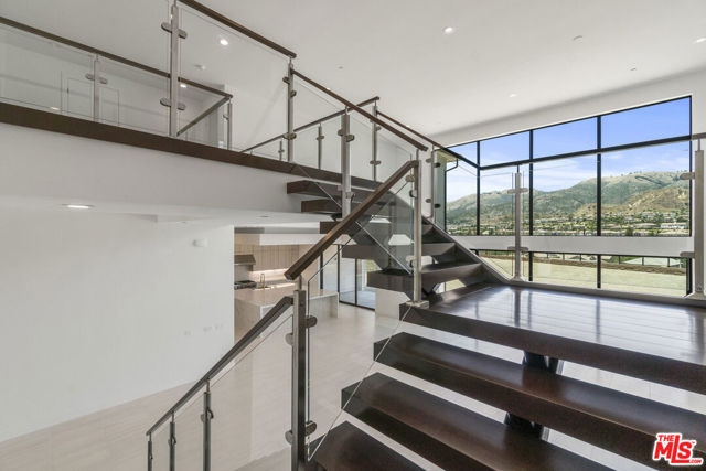 20115 W Galway Lane, Porter Ranch CA: https://media.crmls.org/mediaz/6f907a84-450b-40e1-84ca-912d835792e5.jpg