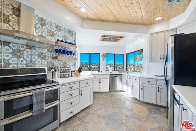 57387 San Juan Road, Yucca Valley CA: https://media.crmls.org/mediaz/6f90a4ec-61bd-4c40-ad04-55218971c059.jpg