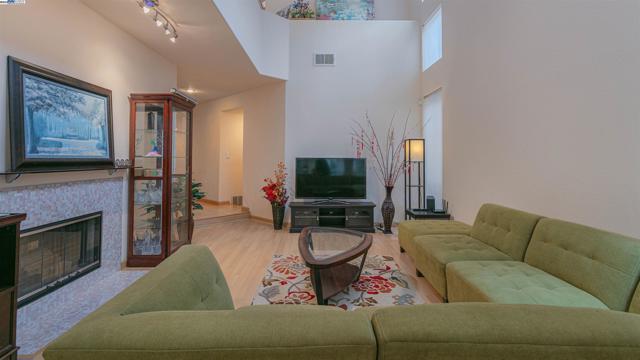 906 Vista Pointe Dr, San Ramon CA: https://media.crmls.org/mediaz/6f91482b-afb4-48c8-95da-2245d852559a.jpg