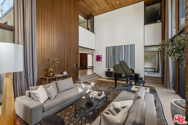 1005 Elden Way, Beverly Hills CA: https://media.crmls.org/mediaz/6f91b3c6-5e98-4d91-885d-6b9140113480.jpg