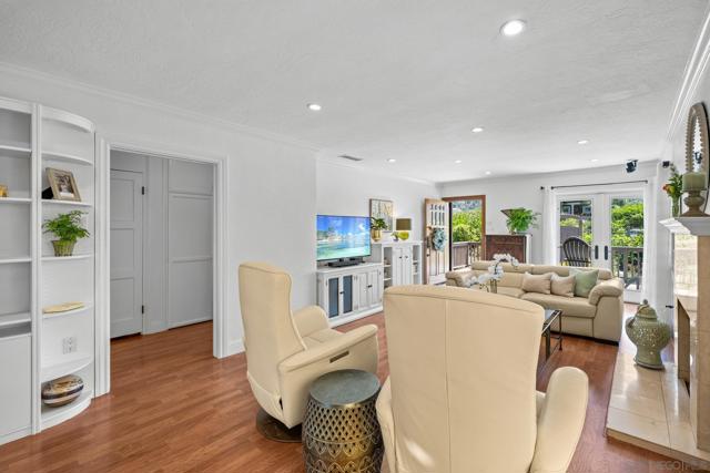 260 27Th St, Del Mar CA: https://media.crmls.org/mediaz/6f926442-59a7-4e8d-8b9e-40e490b4e3b7.jpg
