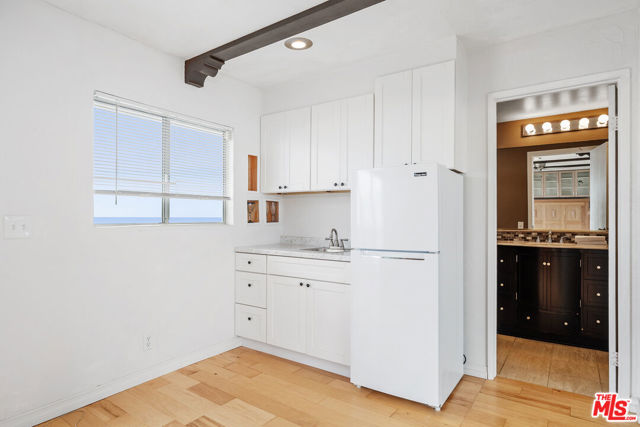 11942 Whitewater Lane, Malibu CA: https://media.crmls.org/mediaz/6f92e46e-9188-4f53-b8e2-f44f242525e0.jpg