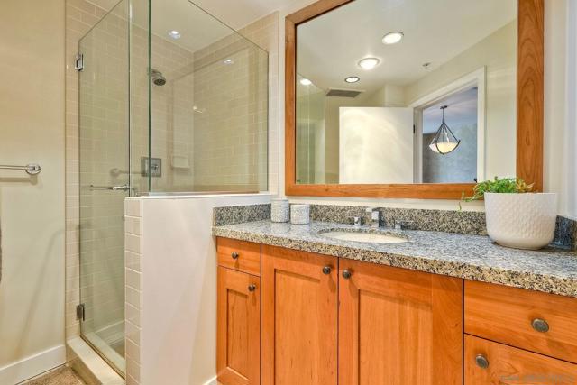 700 W Harbor Dr, San Diego CA: https://media.crmls.org/mediaz/6f93c0e3-200f-476b-9996-813331050a9b.jpg