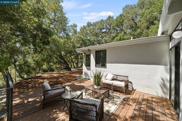 233 Melody Ln, Orinda CA: https://media.crmls.org/mediaz/6f94825c-63cf-4aa7-acc6-d0ac4d5afda2.jpg