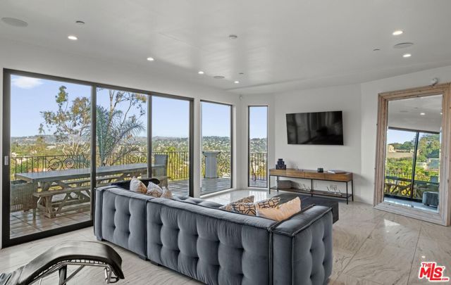 4733 Bonvue Avenue, Los Angeles CA: https://media.crmls.org/mediaz/6f96cbec-4e91-4b03-ab23-43c09d7a161b.jpg