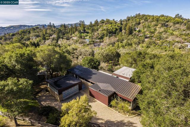 2 Crane Ct, Orinda CA: https://media.crmls.org/mediaz/6f99c000-cb2a-4818-a837-613155e72a62.jpg