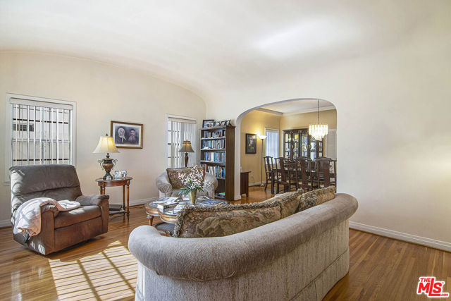539 N Poinsettia Place, Los Angeles CA: https://media.crmls.org/mediaz/6f9aa1f4-4e14-4033-bf90-89d10a49545a.jpg