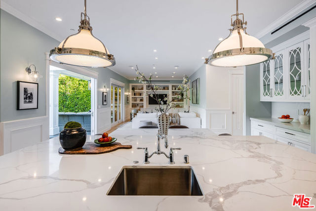 4402 Ledge Avenue, Toluca Lake CA: https://media.crmls.org/mediaz/6f9aff53-f610-46e2-b2bf-af3ea247a1c6.jpg