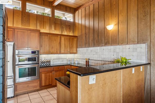 1 Garden Dr, Kensington CA: https://media.crmls.org/mediaz/6f9bd99e-26d8-4cd1-a7e9-032a0f098a11.jpg