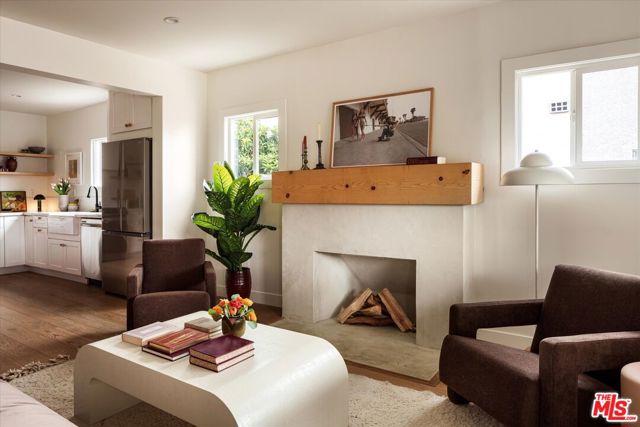 2041 S Palm Grove Avenue, Los Angeles CA: https://media.crmls.org/mediaz/6f9c760e-3c6e-43a9-9a81-809a5b89e276.jpg