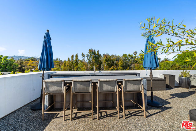 849 N Spaulding Avenue, Los Angeles CA: https://media.crmls.org/mediaz/6f9cb17d-a2bf-46e4-b8dd-3a2ffcff8c33.jpg