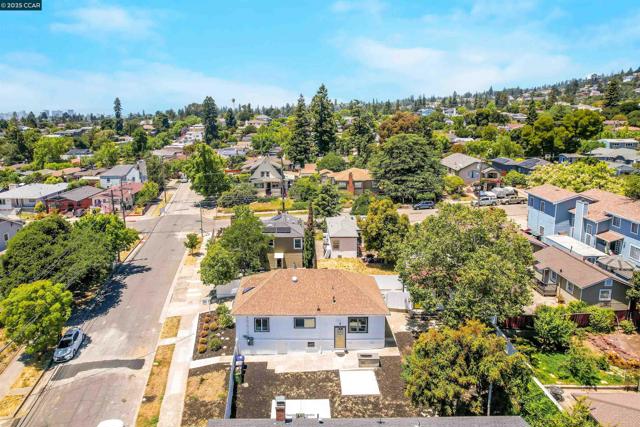 2718 Carmel St, Oakland CA: https://media.crmls.org/mediaz/6f9cfc99-b8e9-4104-b3ae-45bdf2a35280.jpg