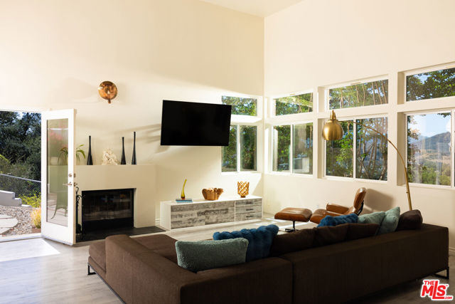 28333 Foothill Drive, Agoura Hills CA: https://media.crmls.org/mediaz/6f9efdbf-16f7-4854-9d00-8c6b9f0ce035.jpg