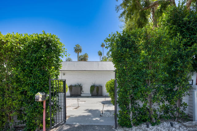 257 W El Camino Way, Palm Springs CA: https://media.crmls.org/mediaz/6f9f85f5-db1e-450e-a76e-d49adc99f5a5.jpg