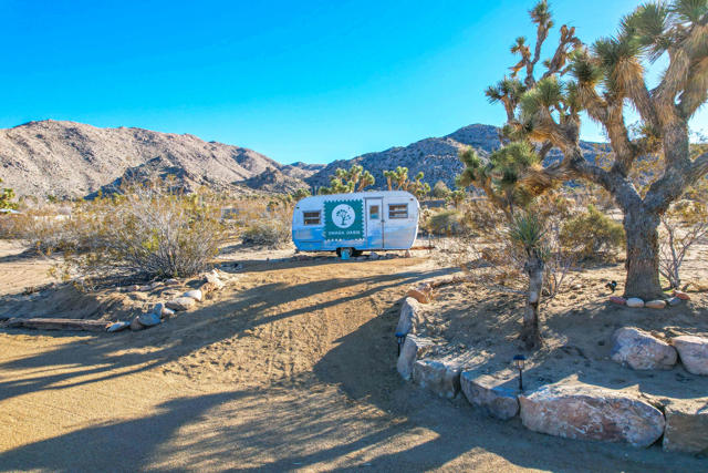 59800 Onaga Trail, Joshua Tree CA: https://media.crmls.org/mediaz/6f9fd2f6-0530-41b5-9b81-b732a62b4083.jpg