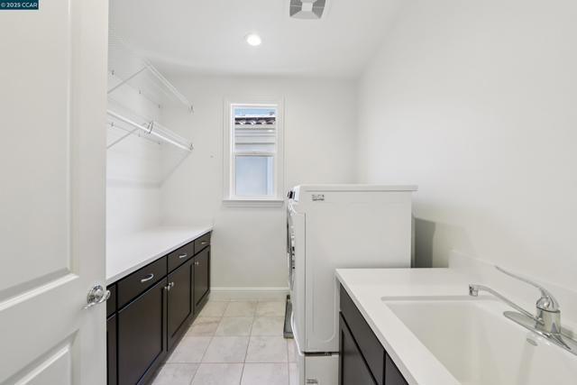 2909 Tulare Hills Dr, Dublin CA: https://media.crmls.org/mediaz/6fa063be-3fd5-49c2-836a-ffb6628d7682.jpg