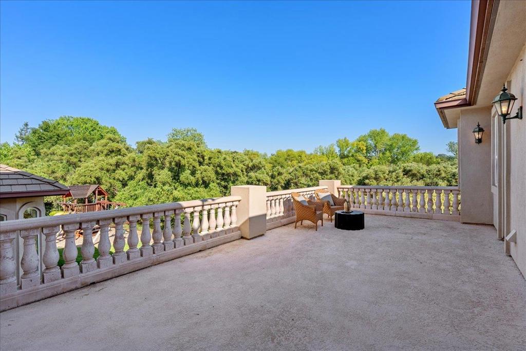 https://media.crmls.org/mediaz/6fa0bb64-56ef-4522-89d3-4754fb3c434a.jpg?preset=X-Large