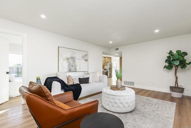 6802 MAURY DR, San Diego CA: https://media.crmls.org/mediaz/6fa2ffee-f2bd-45be-8cb1-d10889d4e6ea.jpg