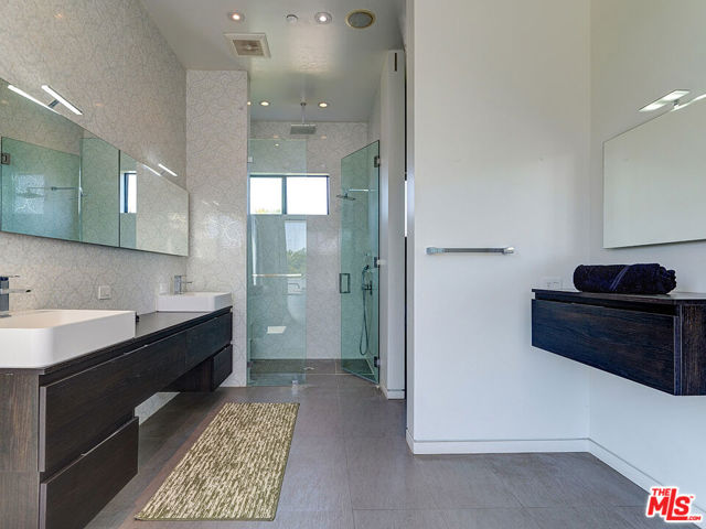 6360 Maryland Drive, Los Angeles CA: https://media.crmls.org/mediaz/6fa3980f-b4dd-42ba-97f0-3d66e9b7913d.jpg