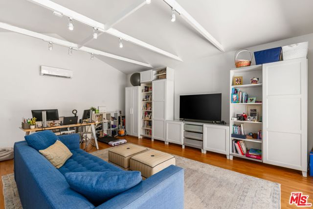 4223 Wilkinson Avenue, Studio City CA: https://media.crmls.org/mediaz/6fa62aeb-4b55-4423-8c52-9a3f665f3b1b.jpg