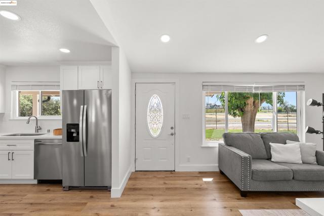 3393 Gateway Rd, Bethel Island CA: https://media.crmls.org/mediaz/6fa718c5-d196-4554-9734-acaa007eddbb.jpg