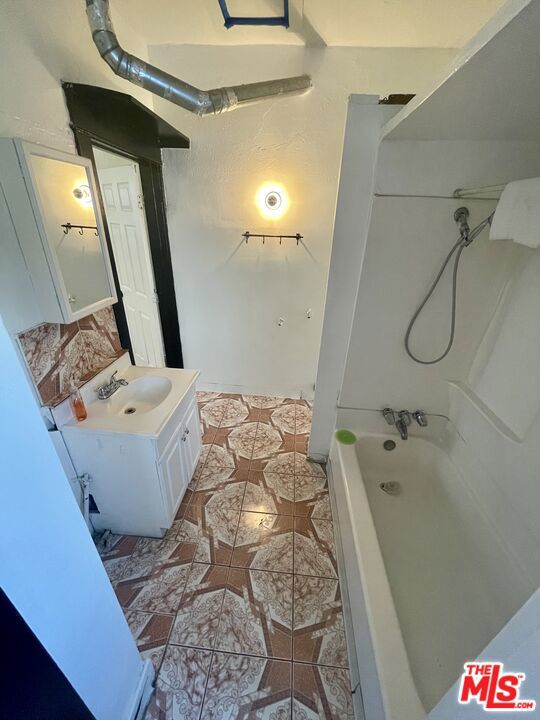737 N HARVARD Boulevard, Los Angeles CA: https://media.crmls.org/mediaz/6fa7ba92-6020-4fe4-90d6-d6f7a99888d1.jpg