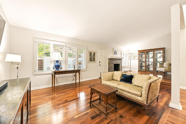 22421 Jeffrey Mark Court, Chatsworth CA: https://media.crmls.org/mediaz/6fa88f89-4f9e-4d9f-b5b6-43f834493dd7.jpg