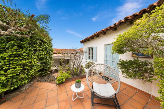 7520 Hillside Dr, La Jolla CA: https://media.crmls.org/mediaz/6faa3327-a67b-42ed-8428-4d24eee6a335.jpg