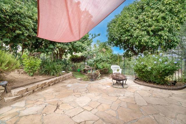 2719 Via Del Robles, Fallbrook CA: https://media.crmls.org/mediaz/6faa7158-577e-49ba-9a52-e3a2758bbbb0.jpg