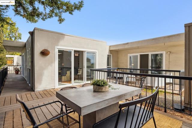 385 Jayne Ave, Oakland CA: https://media.crmls.org/mediaz/6faa891c-f1d0-40c5-be22-4f59b0796fb8.jpg