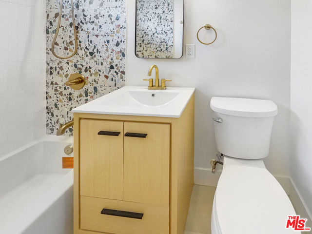 2909 10th Street, Santa Monica CA: https://media.crmls.org/mediaz/6fab0954-c450-411e-9195-a363e3569557.jpg