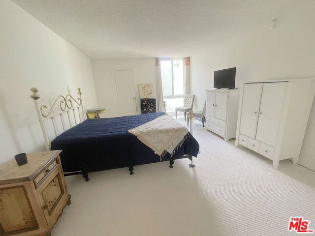 4915 Tyrone Avenue, Sherman Oaks CA: https://media.crmls.org/mediaz/6fab270d-85a9-4d2e-894d-4a8772c9a97a.jpg