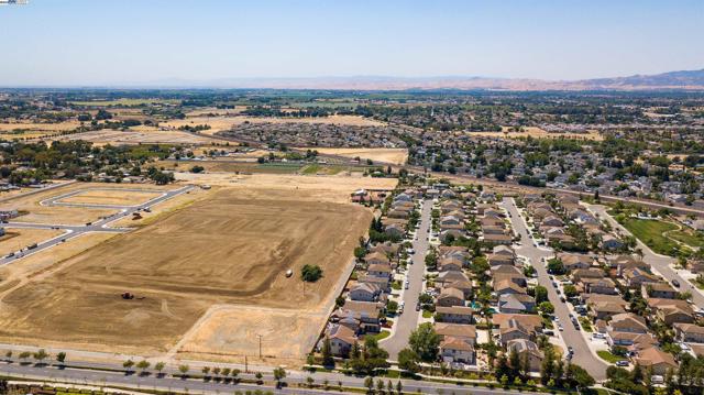 53 Puffin Cir, Oakley CA: https://media.crmls.org/mediaz/6fab6da8-dc50-4b73-9413-4f75881fd474.jpg