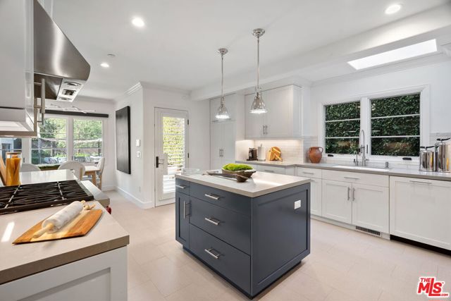 616 21st Street, Santa Monica CA: https://media.crmls.org/mediaz/6faba257-0745-4cf2-bfb1-35d358503206.jpg