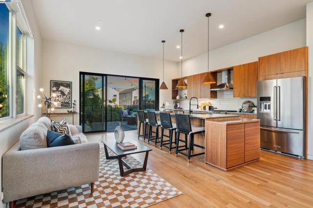 730 HENRY STREET, Oakland CA: https://media.crmls.org/mediaz/6fac00a4-cb12-46cd-932b-a22da85ec8d6.jpg