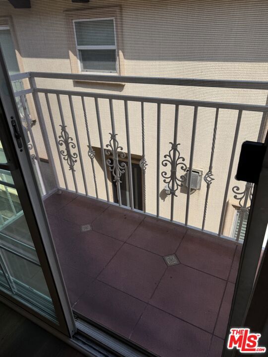 2315 Mira Vista Avenue, Montrose CA: https://media.crmls.org/mediaz/6fac0f7c-9546-43d8-b69e-3d4df26b9685.jpg
