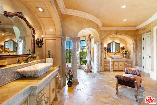 25305 Prado De La Felicidad, Calabasas CA: https://media.crmls.org/mediaz/6fac7552-adac-4210-b694-a0f58d3caef2.jpg