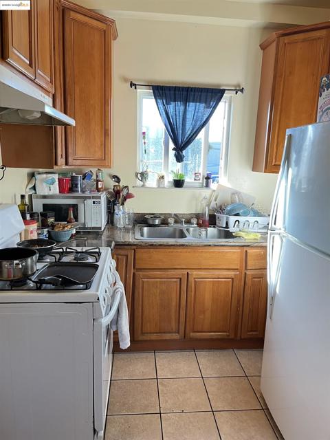 381 S 34Th St, Richmond CA: https://media.crmls.org/mediaz/6facdf71-4f14-487d-8bb9-47effaecf585.jpg