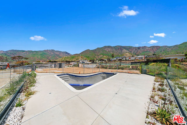 3530 Shoreheights Drive, Malibu CA: https://media.crmls.org/mediaz/6fae3c68-ed69-478c-8ef4-20e1a9cdb75f.jpg